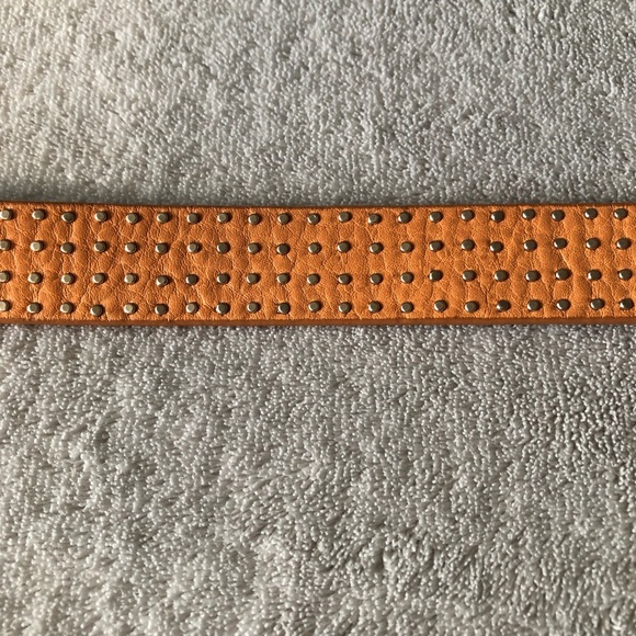 GUESS GENUINE LEATHER TAN & SILVER RIVET BELT w/SILVER BUCKLE SMALL - Picture 3 of 7